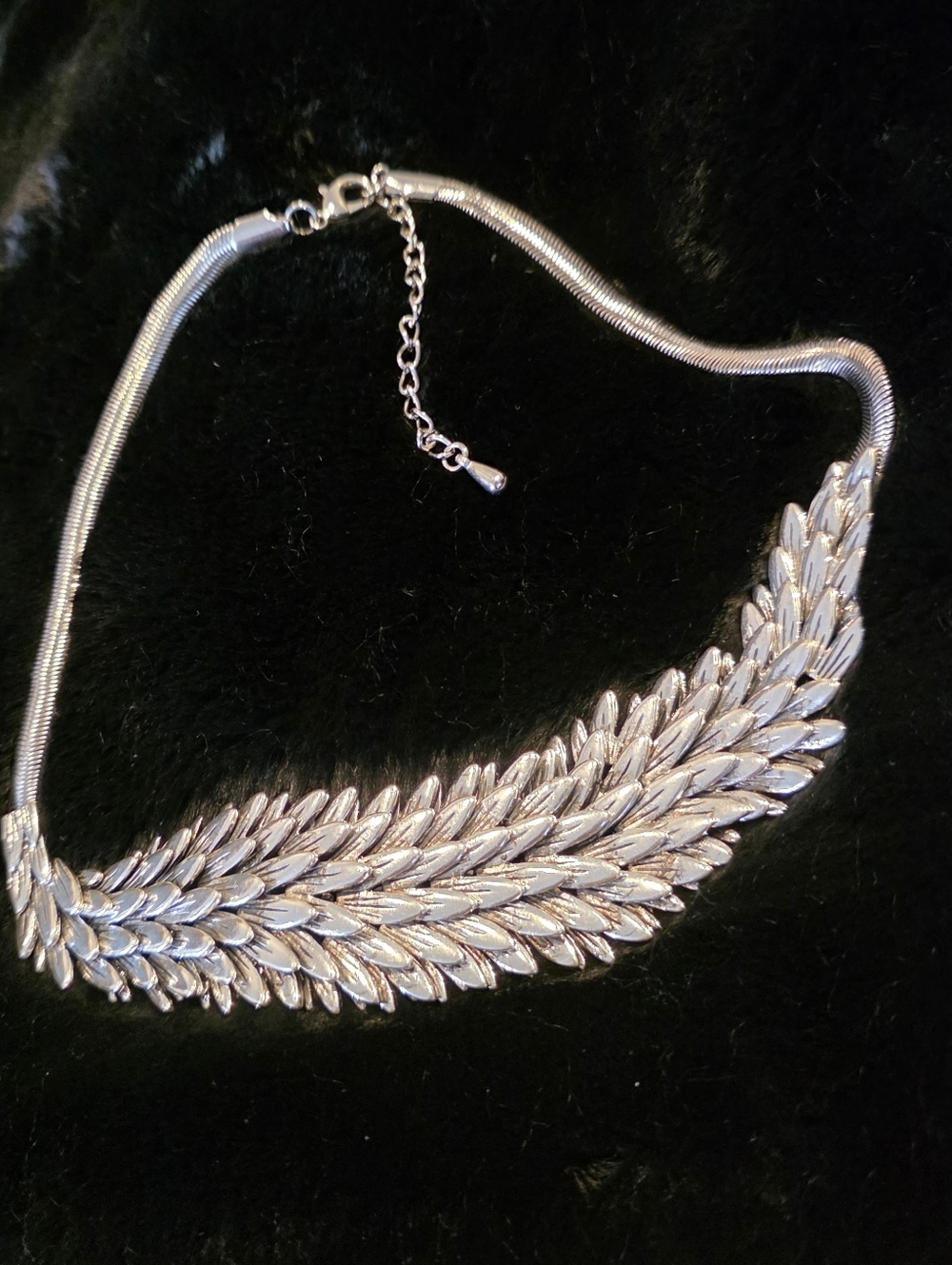 Source Unknown Silver Leaf Collar Necklace